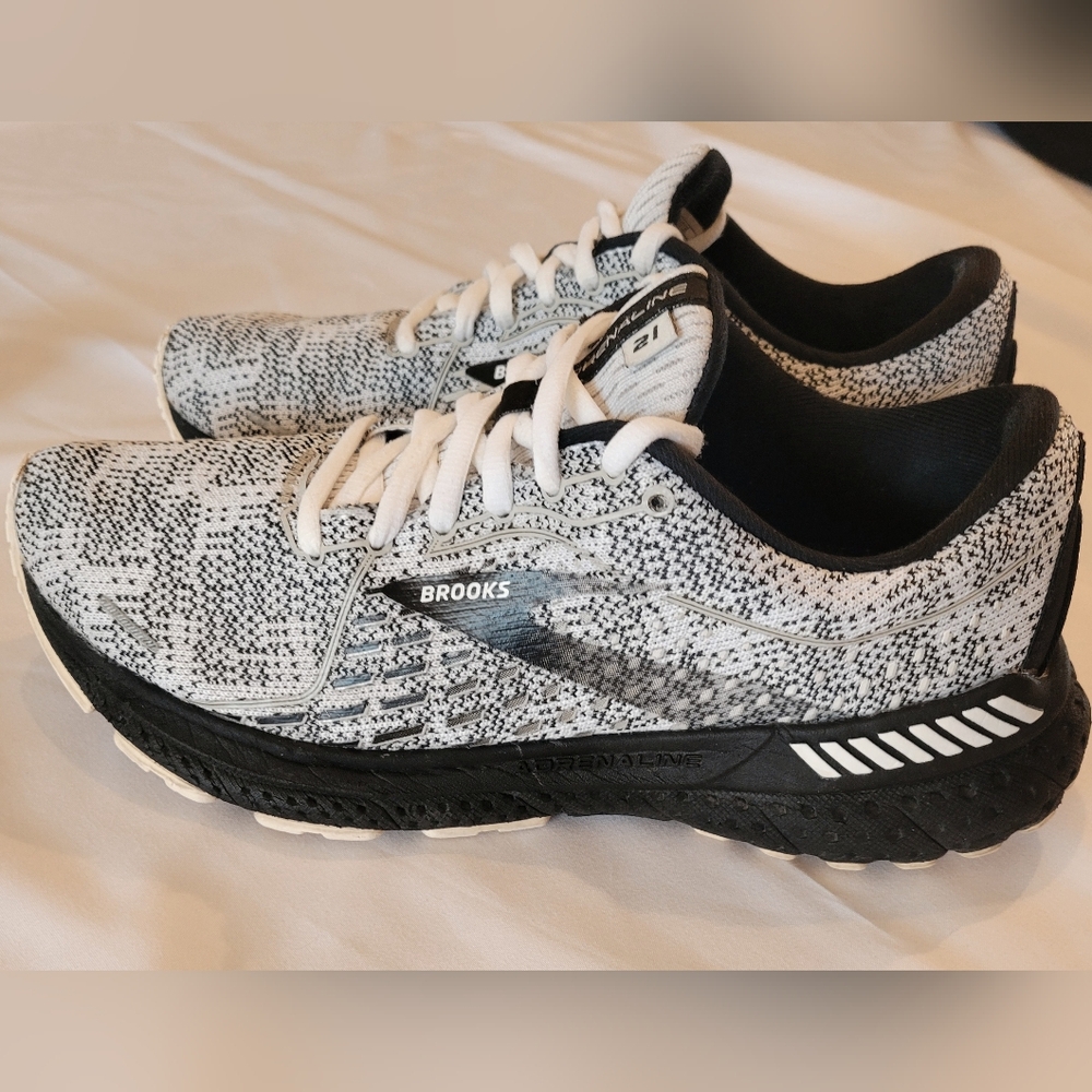 Brooks Adrenaline GTS 21 Running Shoes | Women's Sz. 8 | Black/White
